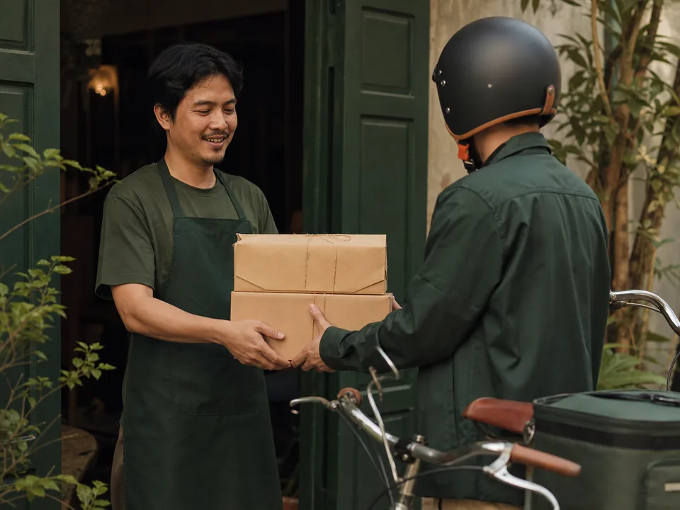 Nhân viên bàn giao kiện hàng cà phê cho người giao hàng